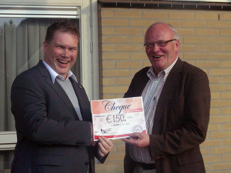 Overhandiging cheque aan St. Cliniclowns